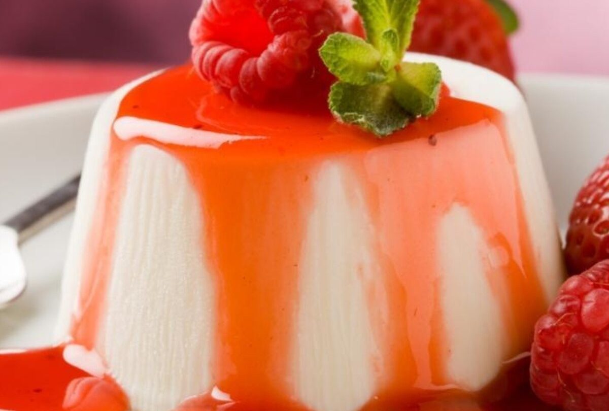 Cheesecake bañado en salsa de frambuesa postre sin horno |