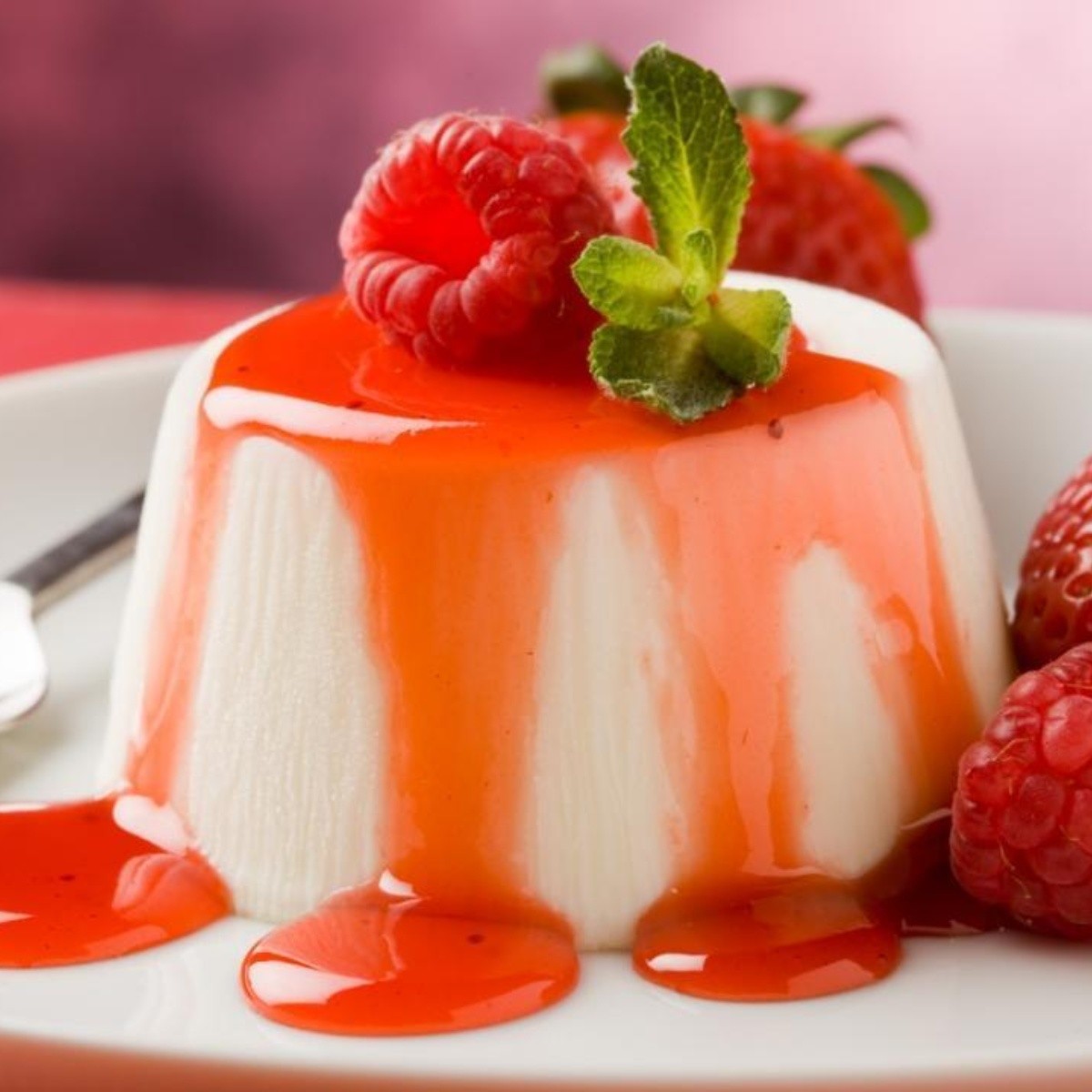 Cheesecake bañado en salsa de frambuesa, postre sin horno