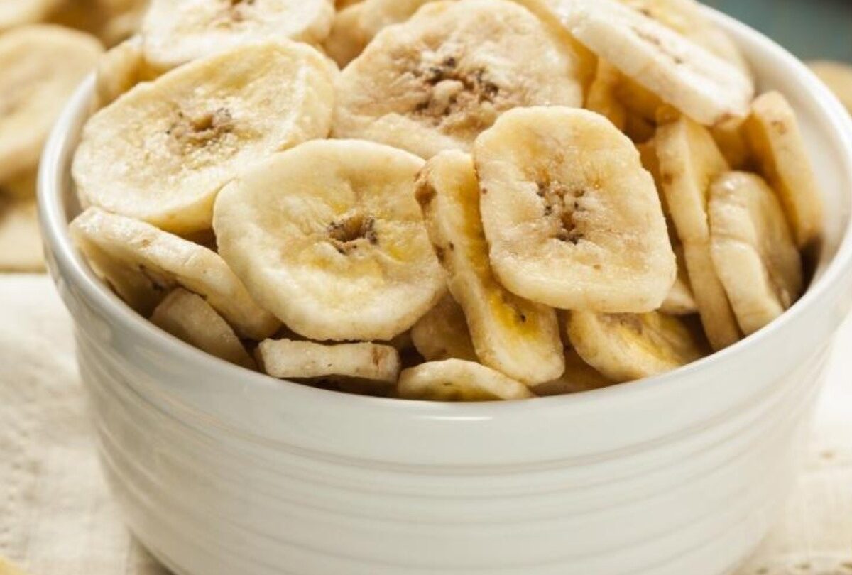 Botana saludable chips de plátano deshidratado en microondas |