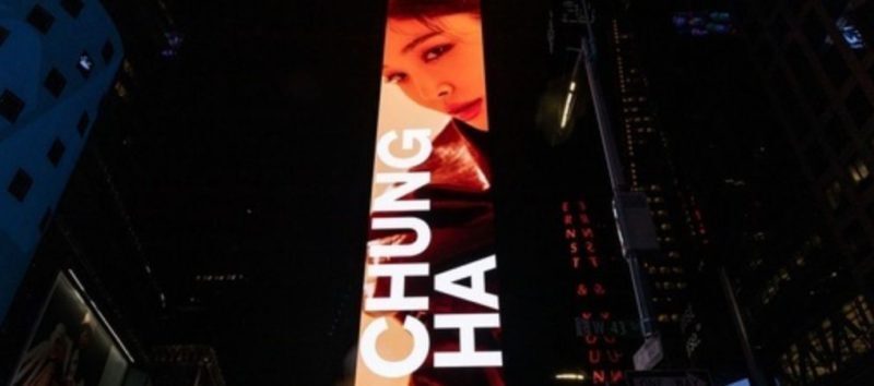 Anuncio del álbum ‘Querencia’ de Chungha aparece en Times Square en EE. UU.