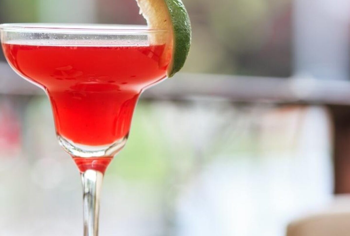 Cosmopolitan coctel cómo hacerlo con y sin alcohol en dos pasos |