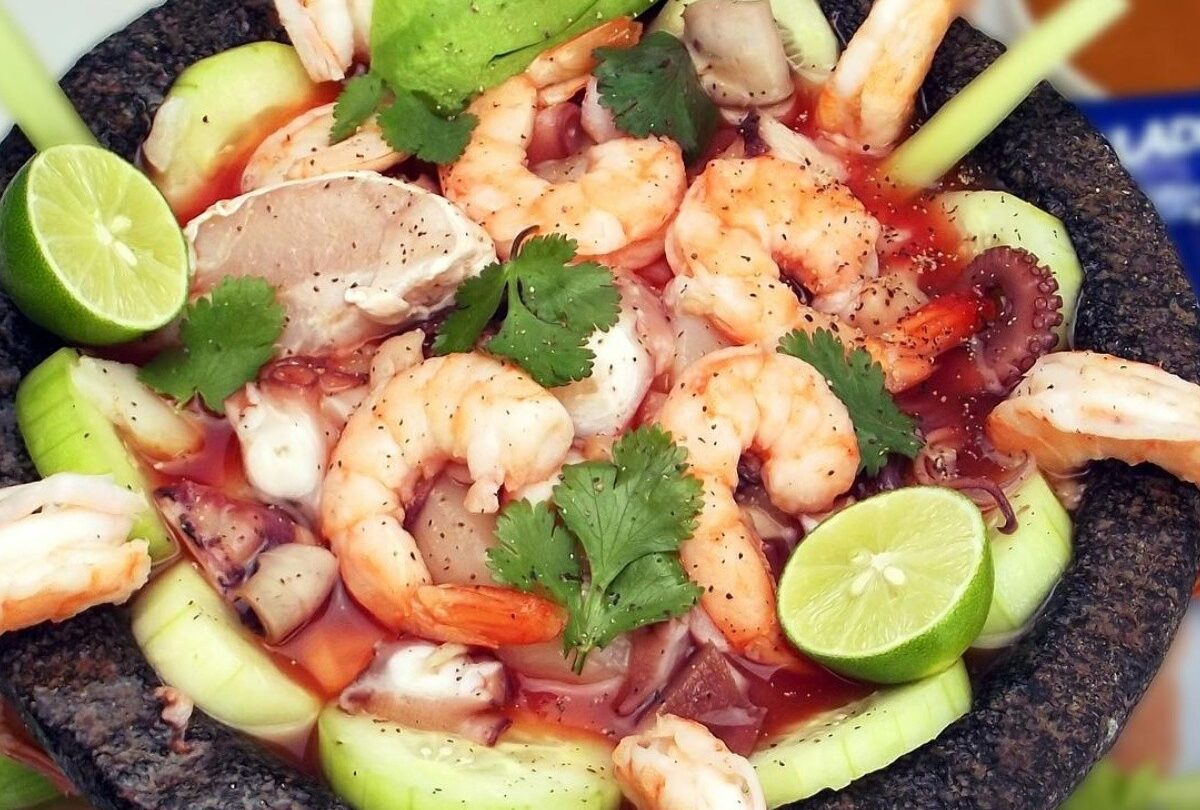 Cóctel de camarón estilo Sinaloa receta sencilla con Clamato |