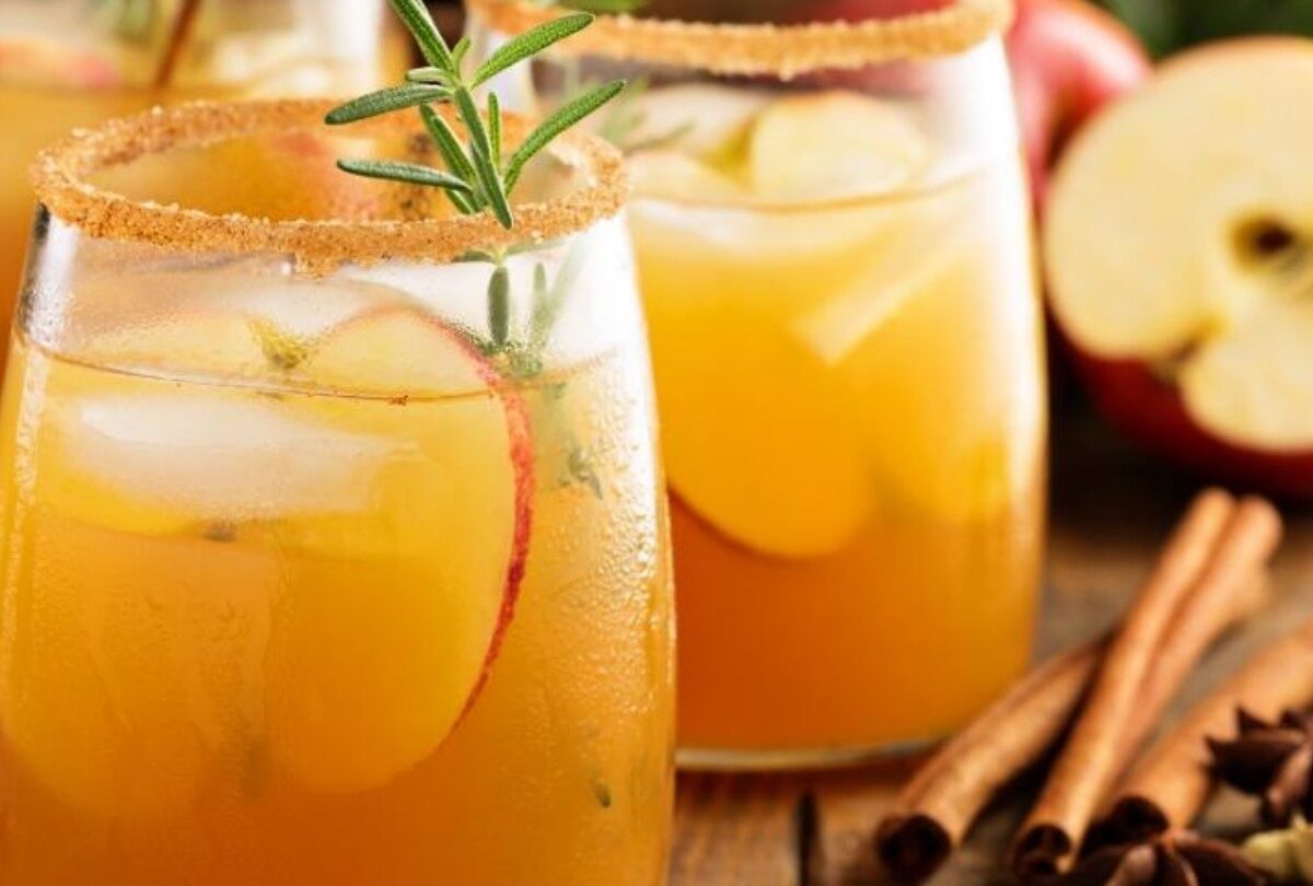 Cóctel de sidra de manzana con canela cardamomo y anís estrella |