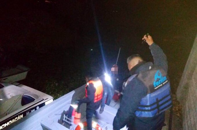 Dos Personas Caen Al Lago De Pátzcuaro; Polis Ya Los Buscan