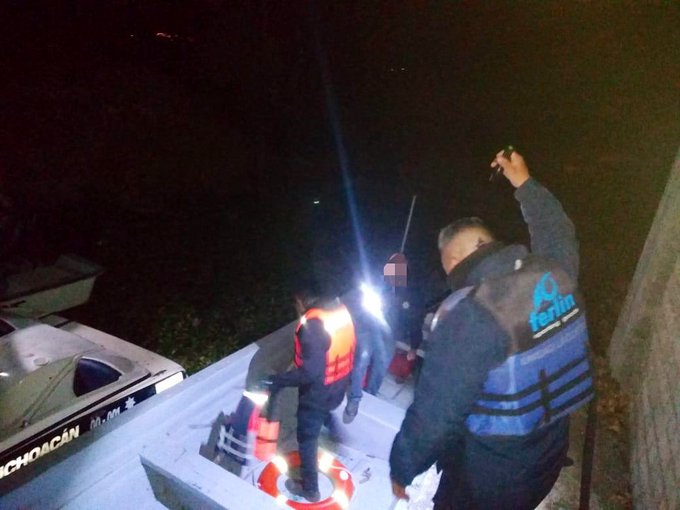 Dos Personas Caen Al Lago De Pátzcuaro; Polis Ya Los Buscan