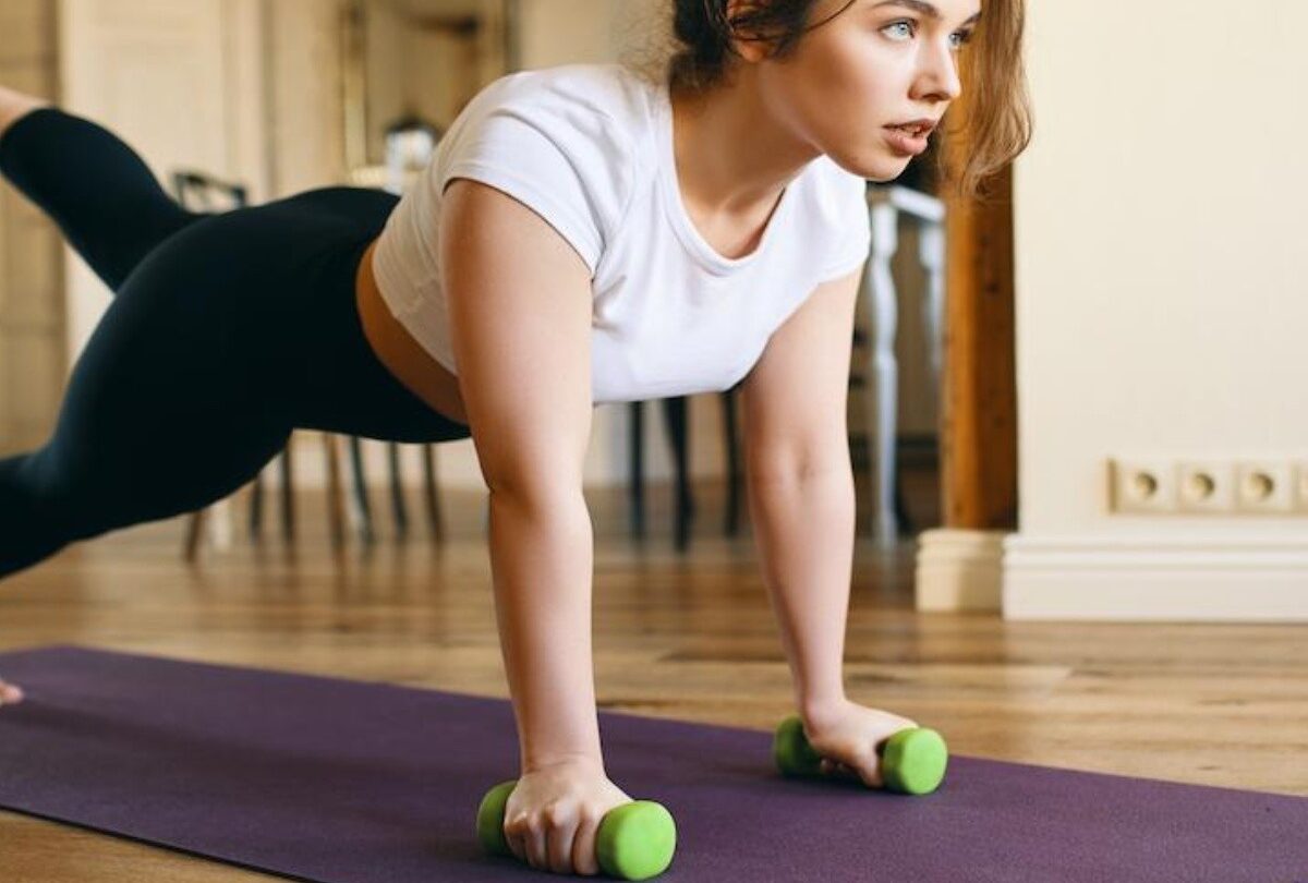 Ejercicios con mancuernas que puedes hacer para tener unos glúteos más fuertes |