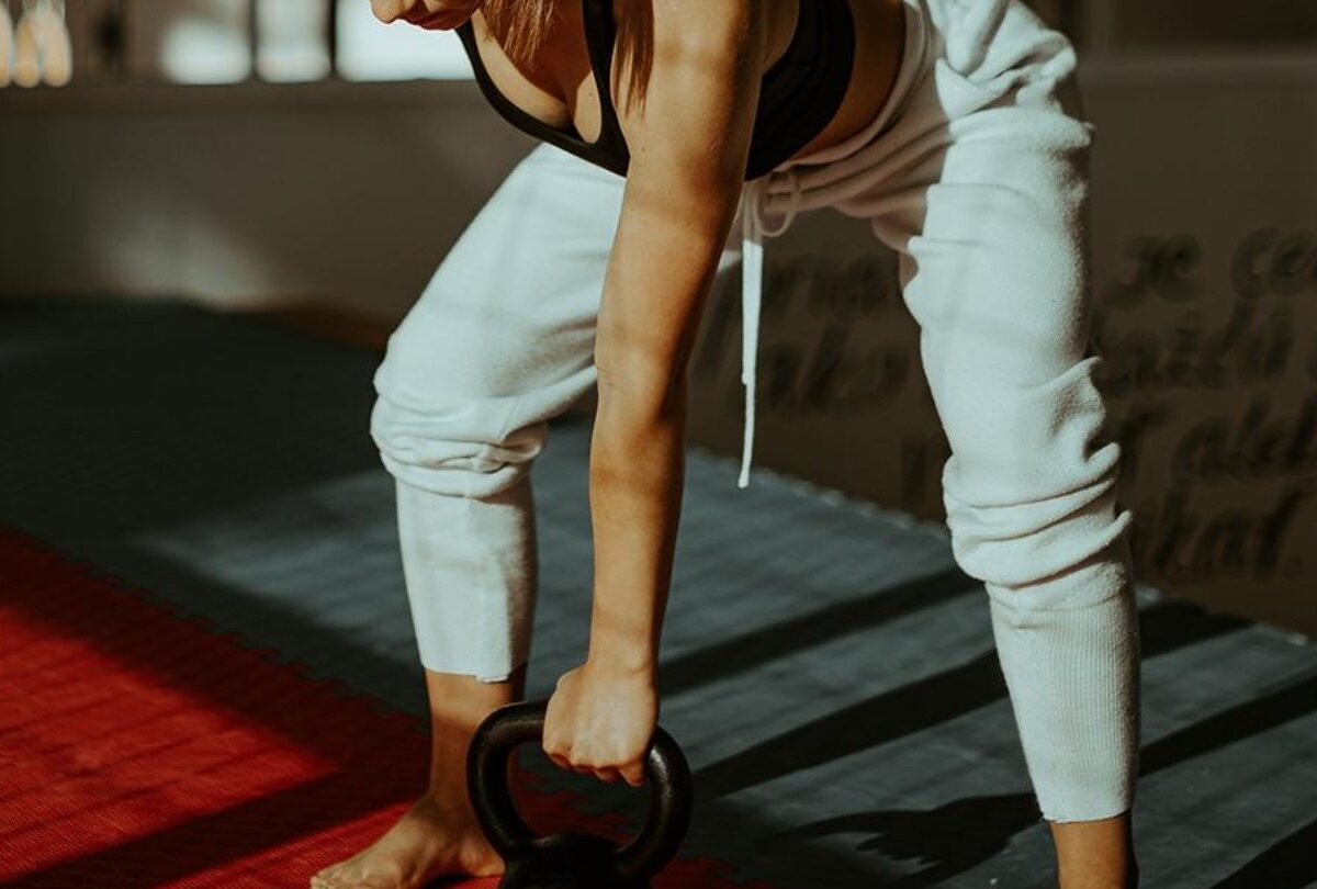 Cómo ejercitar todo el cuerpo con solo tres ejercicios con mancuernas |