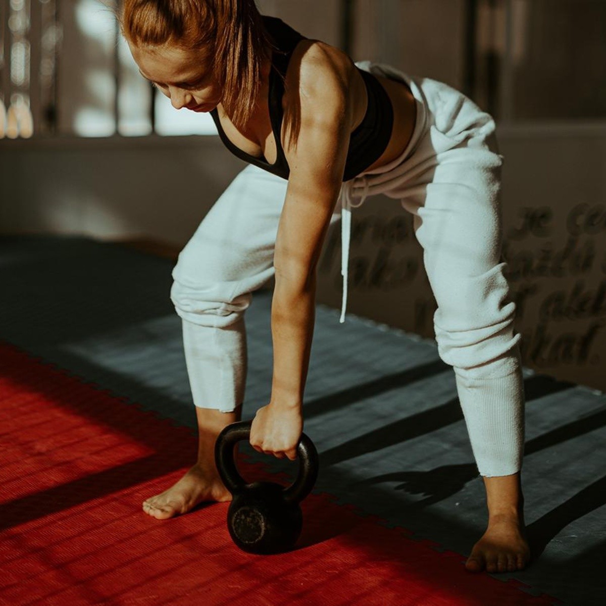 Cómo ejercitar todo el cuerpo con solo tres ejercicios con mancuernas