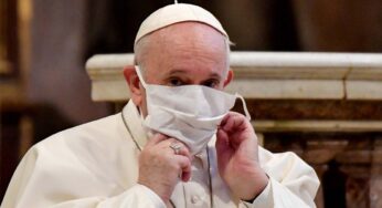 El Papa Francisco recibe segunda dosis de vacuna COVID-19