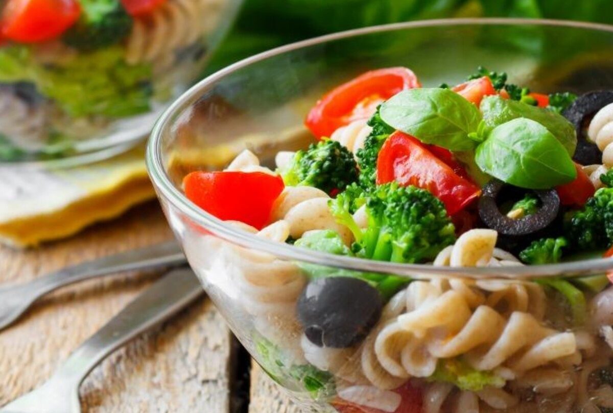 Ensalada con pasta aceitunas negras brócoli y albahaca |