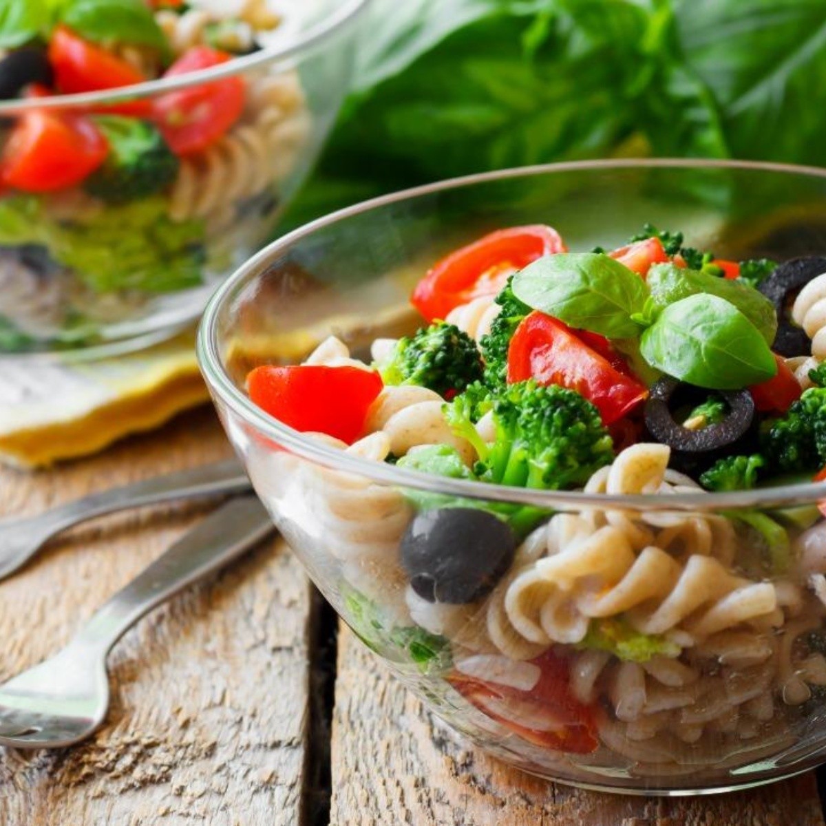 Ensalada con pasta, aceitunas negras, brócoli y albahaca