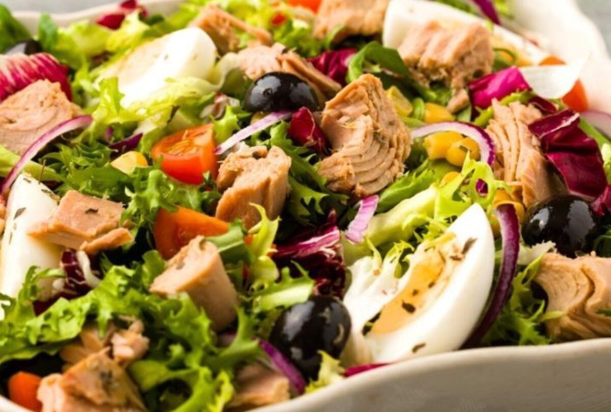 Ensalada de atún con lechuga jitomate y aceitunas negras |