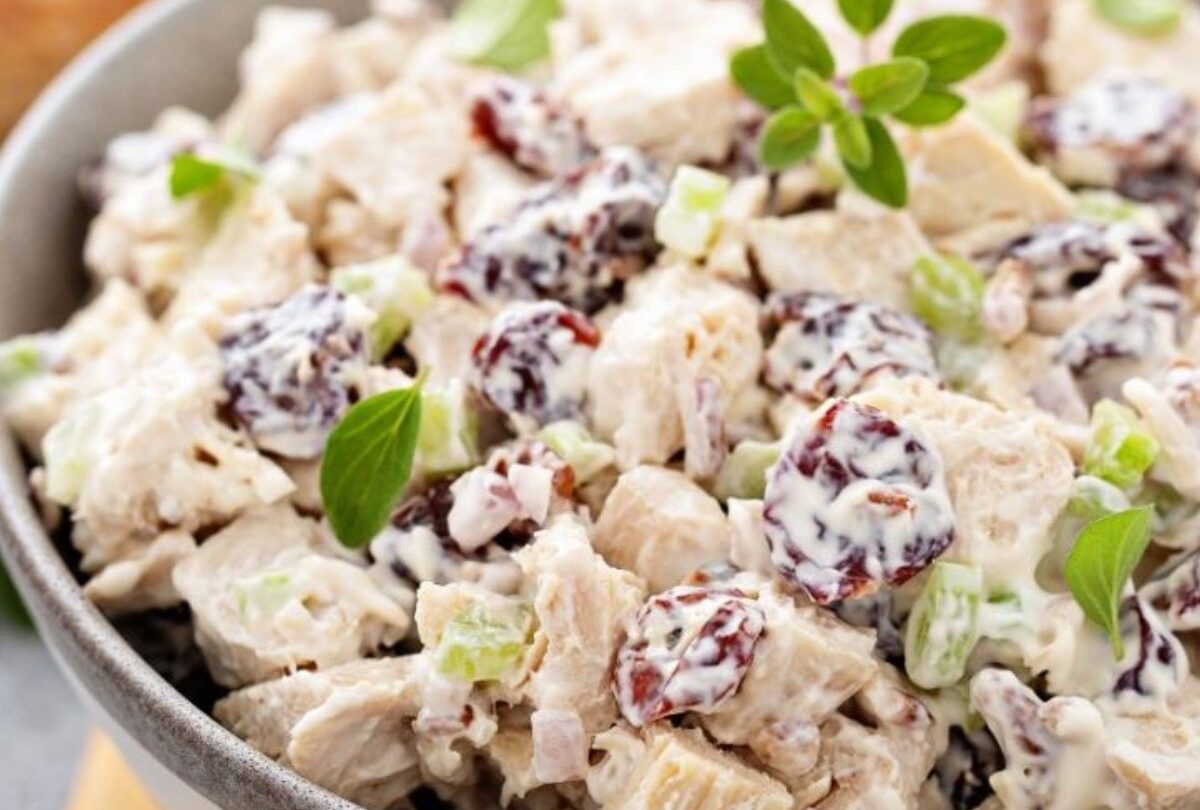 Ensalada blanca con pollo y arándanos receta lista en dos pasos |