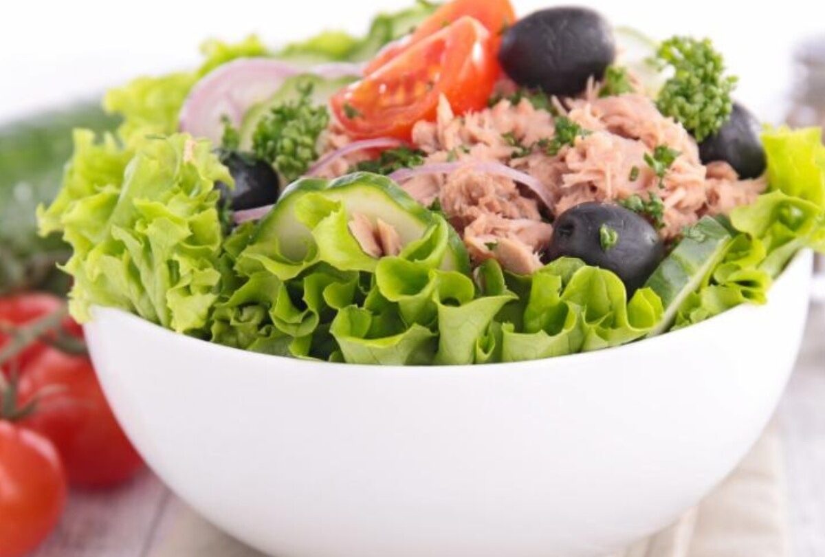 Ensalada de atún con lechuga aceitunas negras y jitomate |