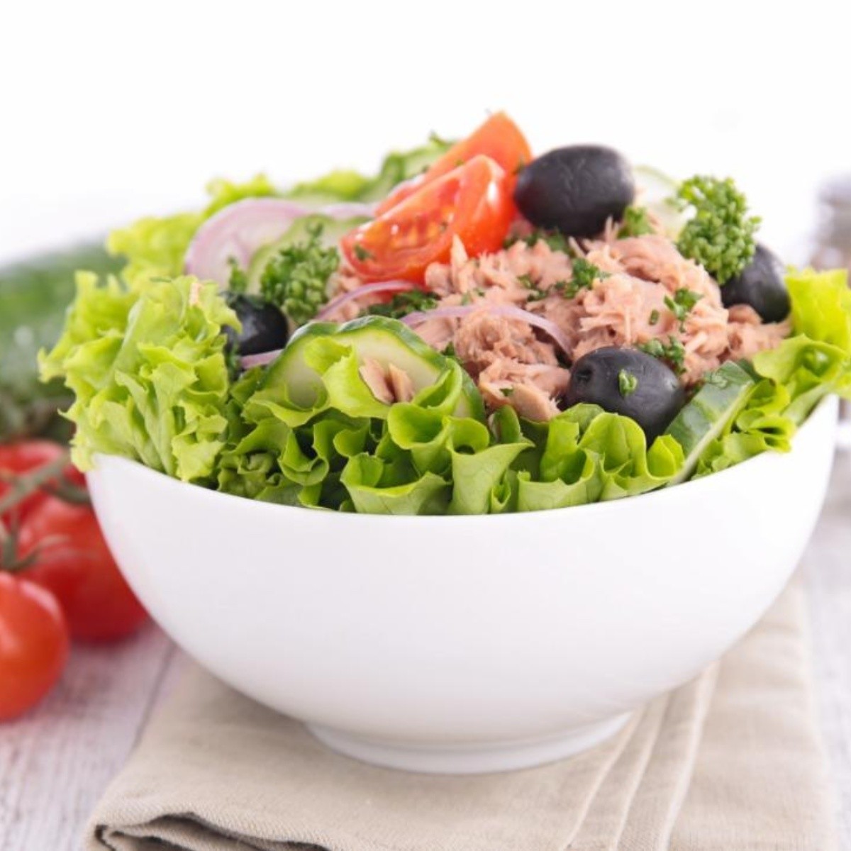 Ensalada de atún con lechuga, aceitunas negras y jitomate