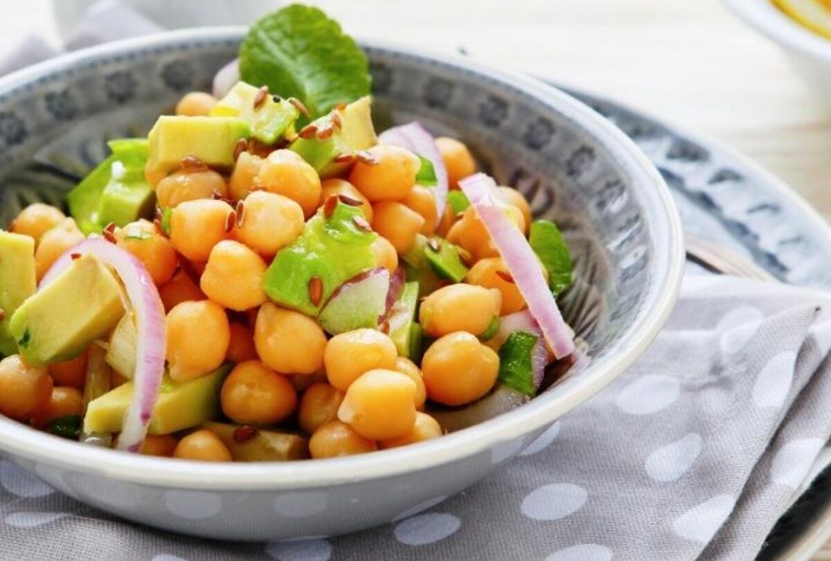 Receta de ensalada de garbanzos vegana con aguacate fresca |