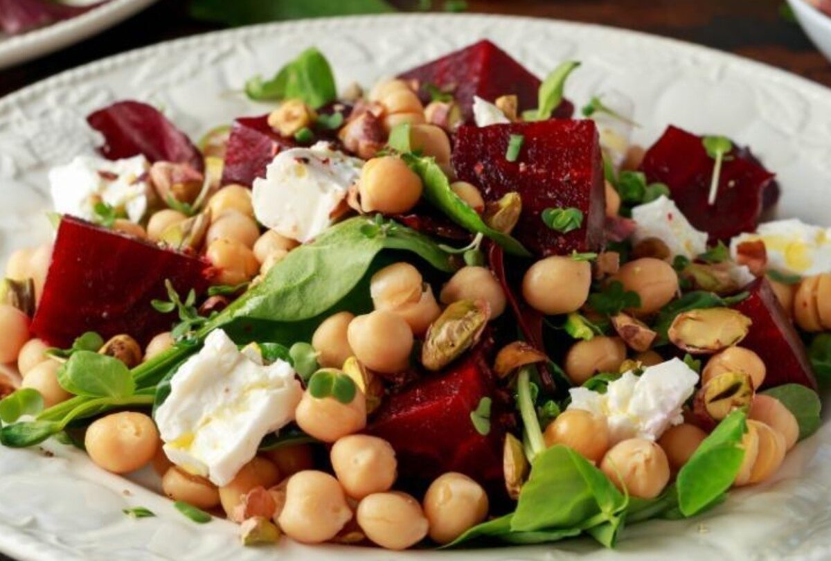 Ensalada de garbanzos con espinacas betabel y queso Philadelphia |