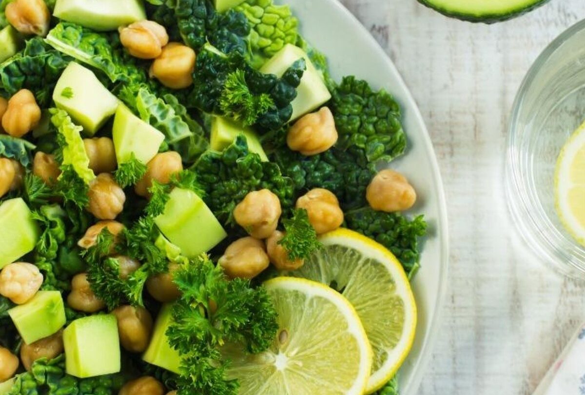 Receta de ensalada de garbanzos con aguacate y verduras |