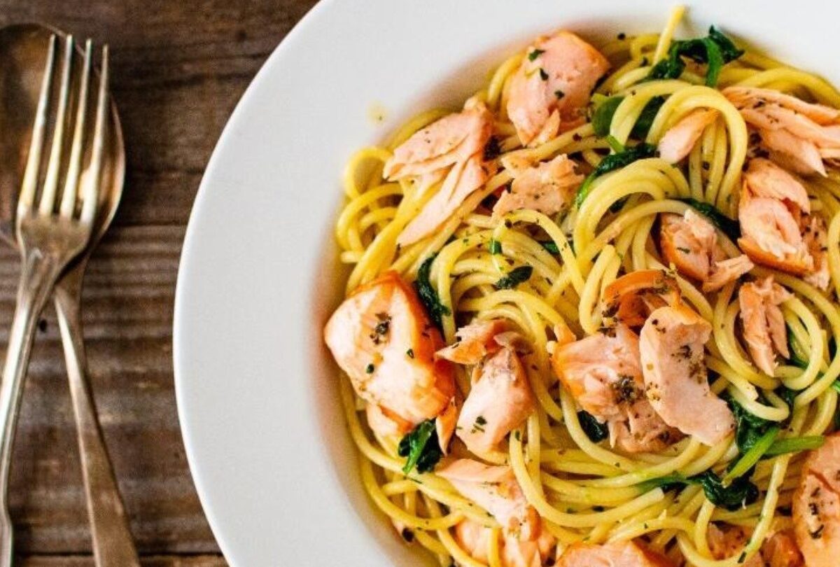 Espagueti con salmón y espinacas listos en 15 minutos |