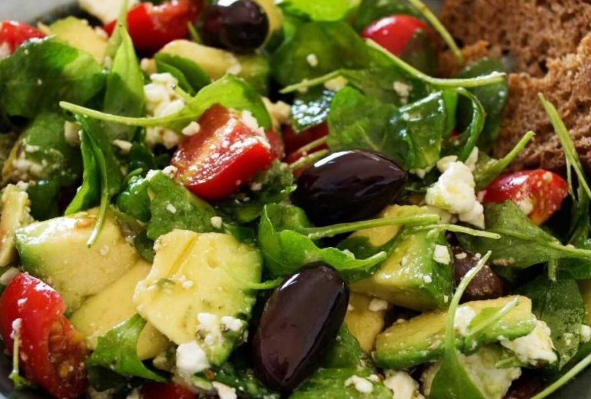 Ensalada de aguacate con queso cottage espinacas y aceitunas |