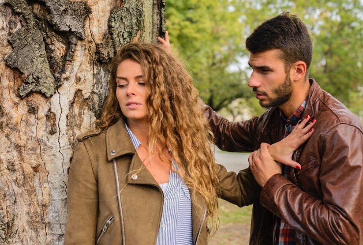Frases que dice un hombre que hacen sentir insegura a una mujer |