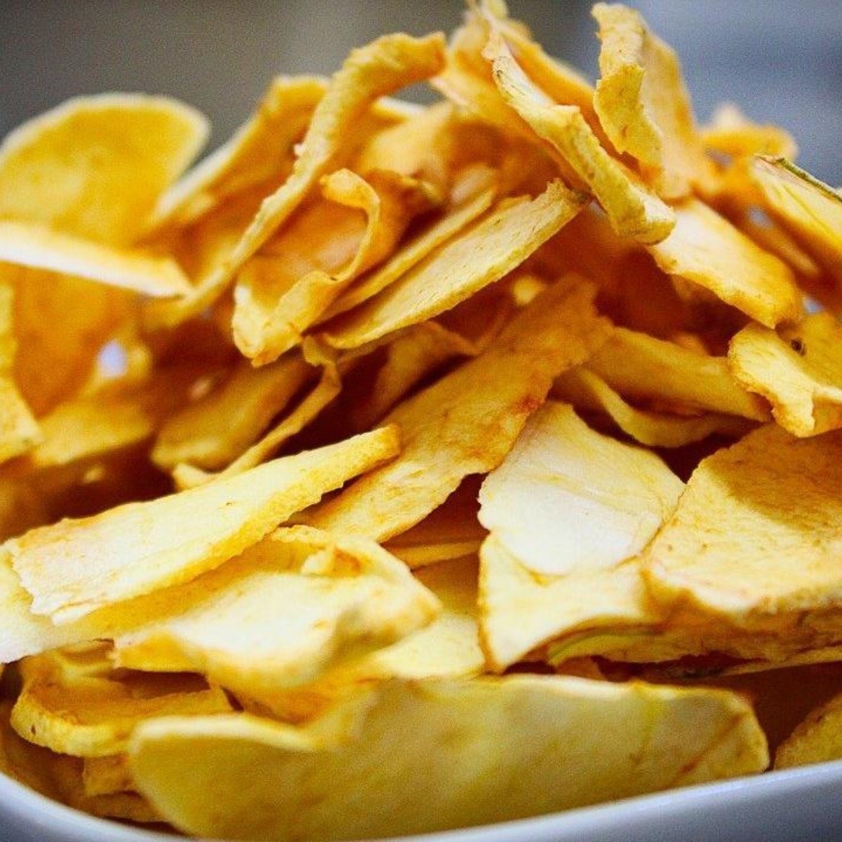 Botana saludable: chips de manzana deshidratada en microondas