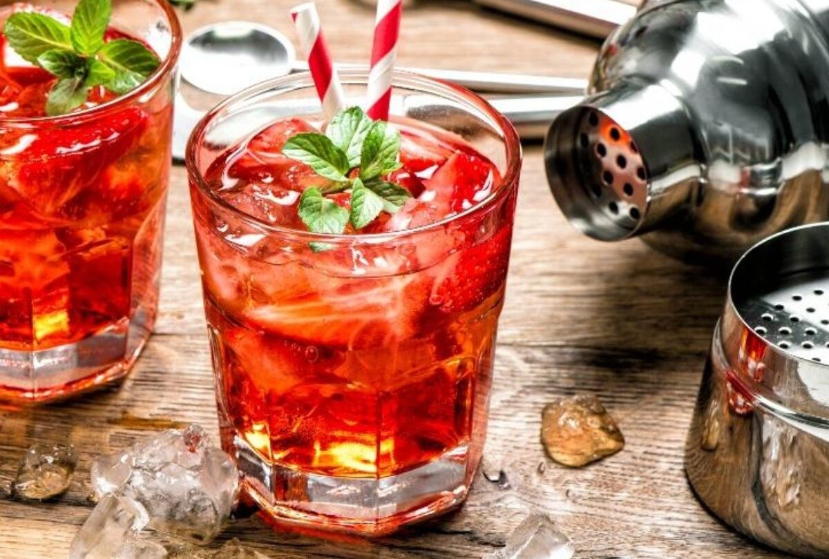 Daiquiri de fresas granadina y limón listo en tres pasos |