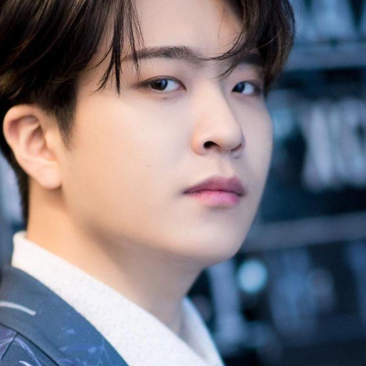 Youngjae de GOT7 inaugura su canal en V Live junto a AHGASE