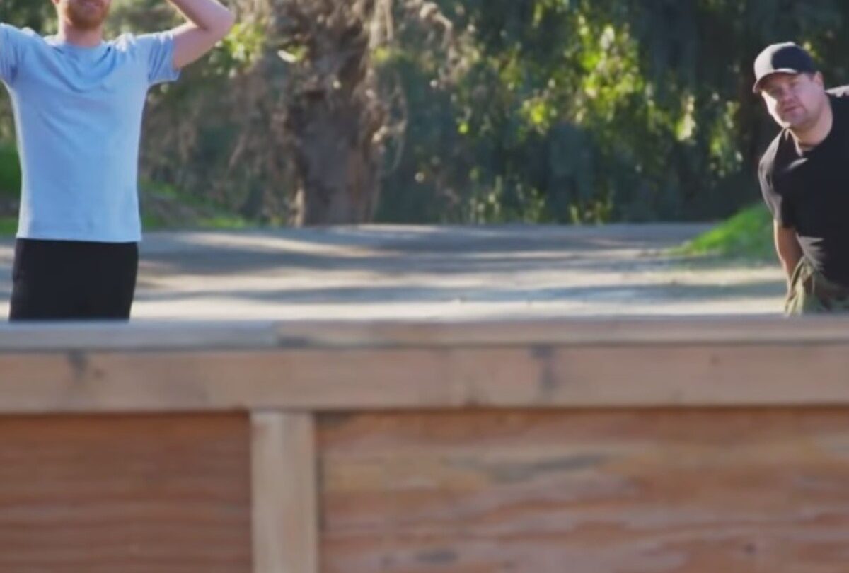 Enrique de Sussex sorprende con su condición física míralo trepar la cuerda en una Spartan Race  |