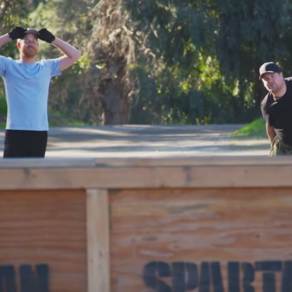 Enrique de Sussex sorprende con su condición física; míralo trepar la cuerda en una Spartan Race 