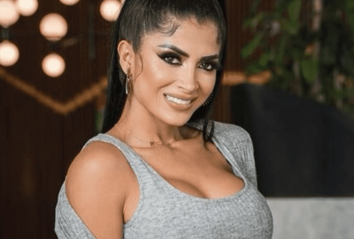 Kimberly Flores regresa el look de botas de mezclilla con estoperoles y encanta |