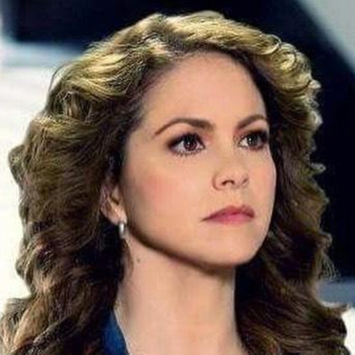 En vestido de encaje Lucero deleita a fans y enseña algo más