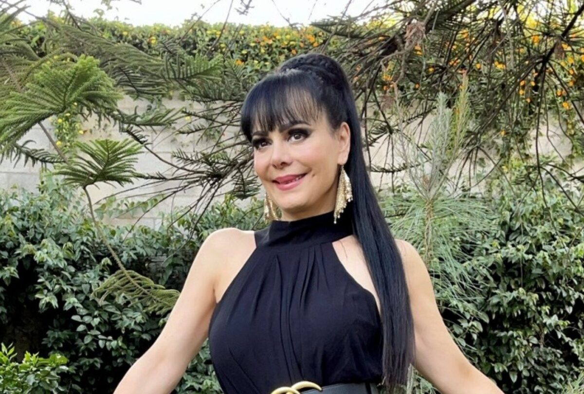 El elegante vestido de cuello alto que Maribel luce perfecta |