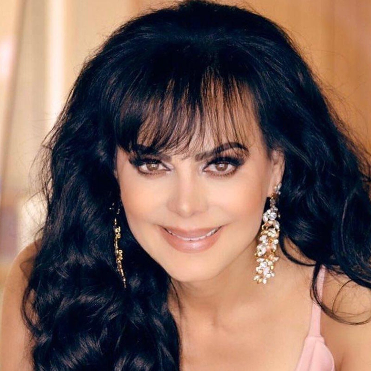 Maribel Guardia posa elegante y presume que es un bizcochito