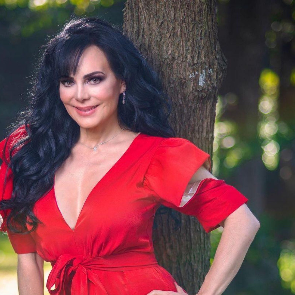 Más entallada que nunca, Maribel Guardia ¡luce piernón!