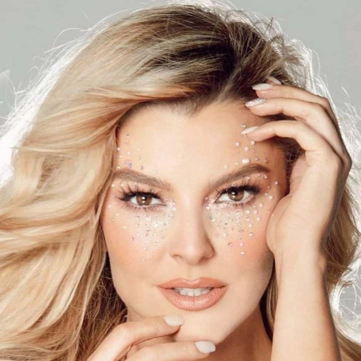 En mini short y botas, Marjorie de Sousa sube la temperatura