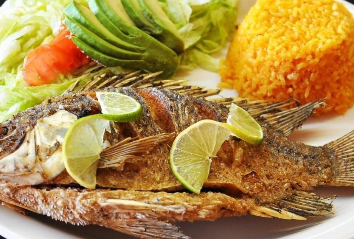 Mojarra frita al mojo de ajo con ensalada receta mexicana |