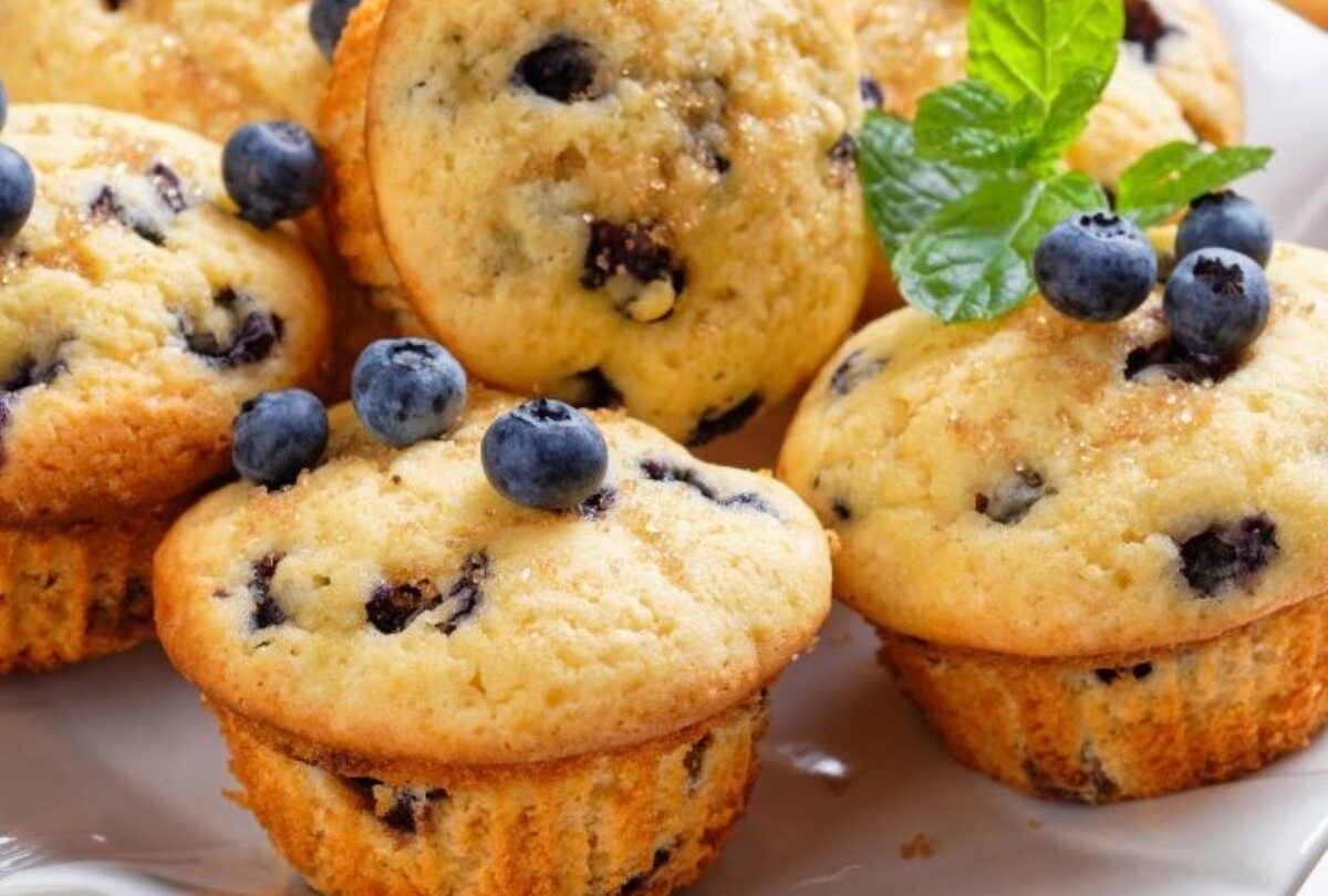 Receta de mini cupcakes con arándanos frescos y zarzamoras |