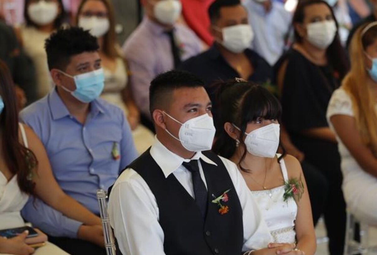 Más de 40 parejas se casan en boda colectiva el Día del Amor |