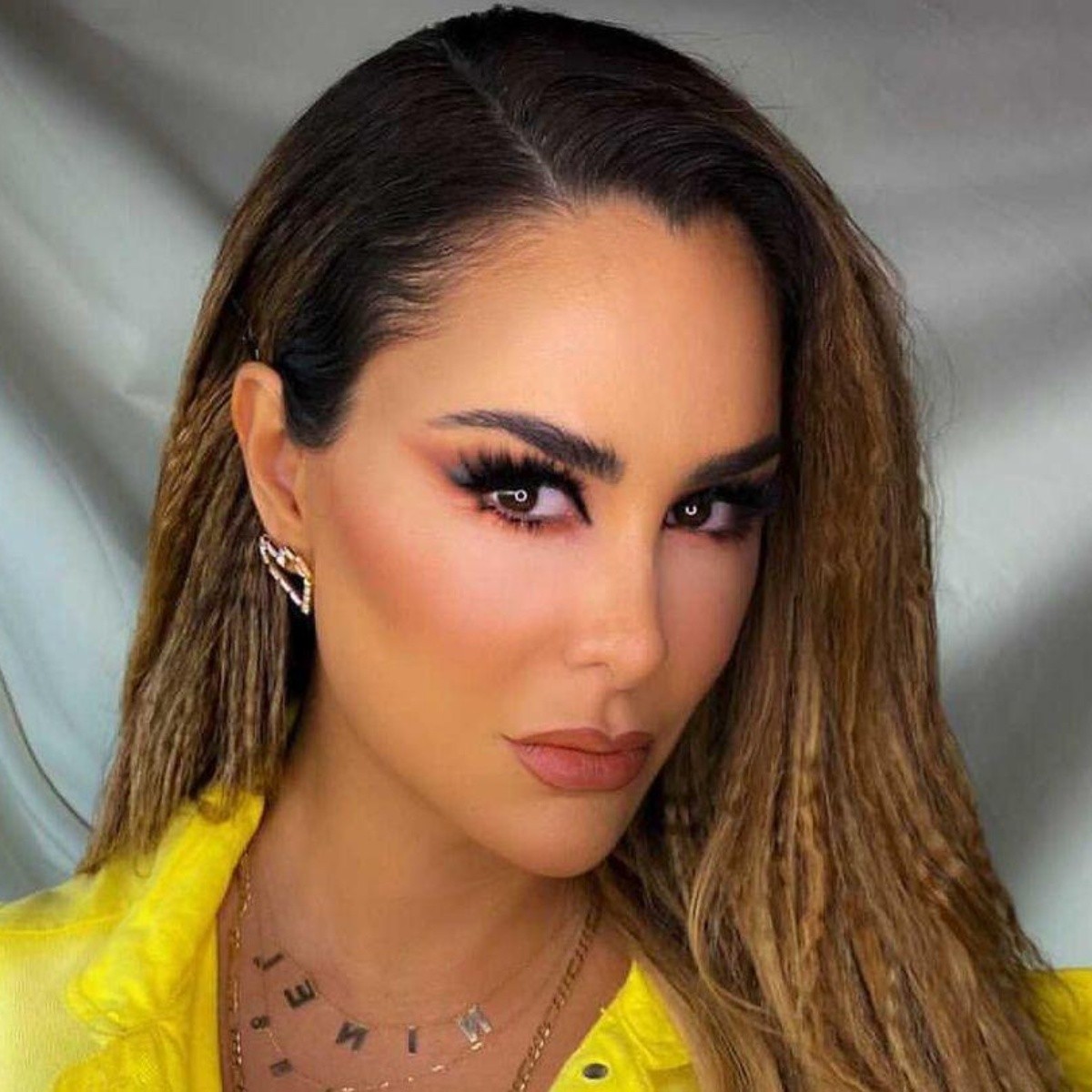 ¡Más coqueta! Ninel Conde posa en body blanco y recostada frente al espejo