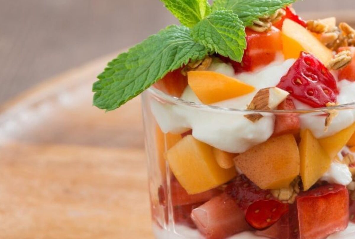 Parfait de yogur griego con frutas y granola desayuno rápido |