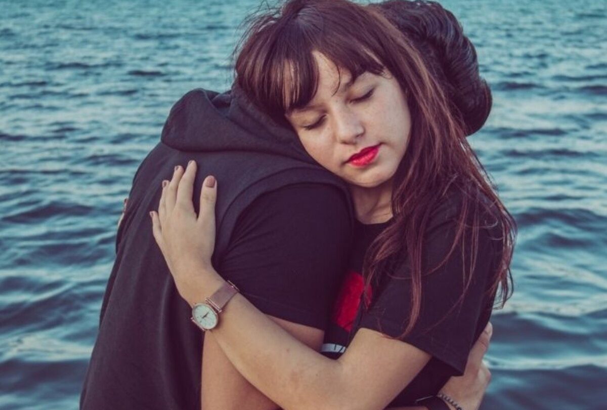 Así debes abrazar a un hombre que no se deja enamorar caerá rendido a tus pies |
