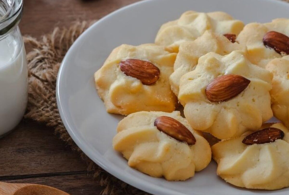Galletas pastisetas con mantequilla y almendras receta casera |