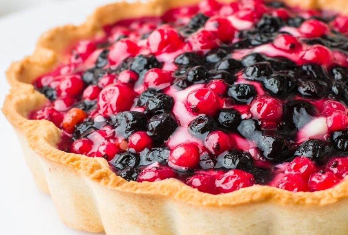 Tartaleta rellena de crema pastelera frutas rojas y nuez |