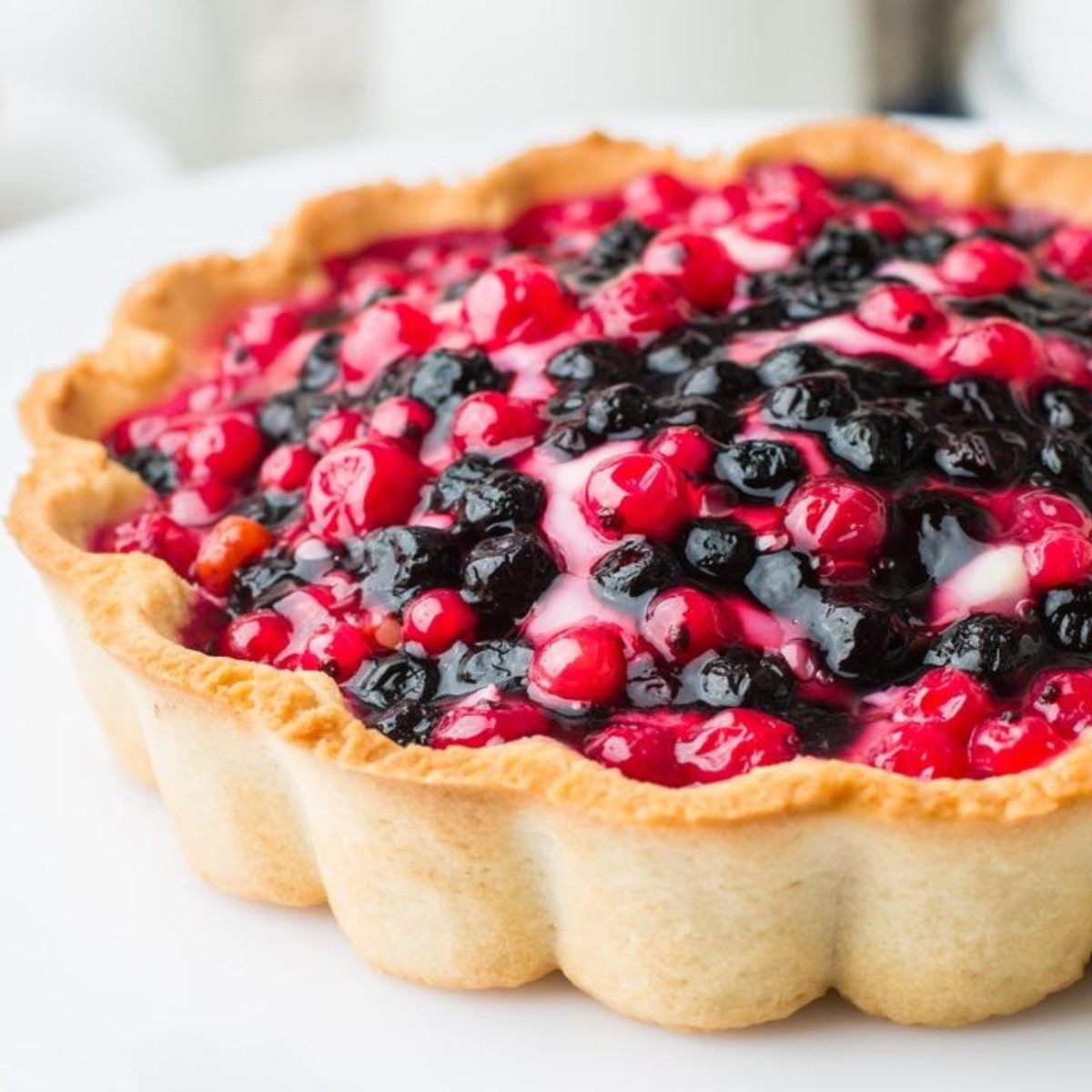 Tartaleta rellena de crema pastelera, frutas rojas y nuez