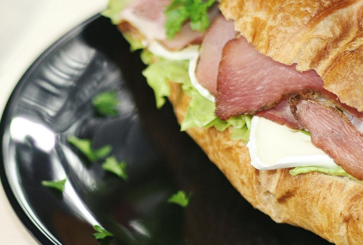 Receta de croissant relleno de jamón y queso para el desayuno |