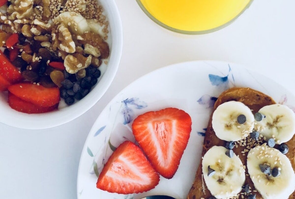 Desayuno saludable tostada con crema de cacahuate y plátano |