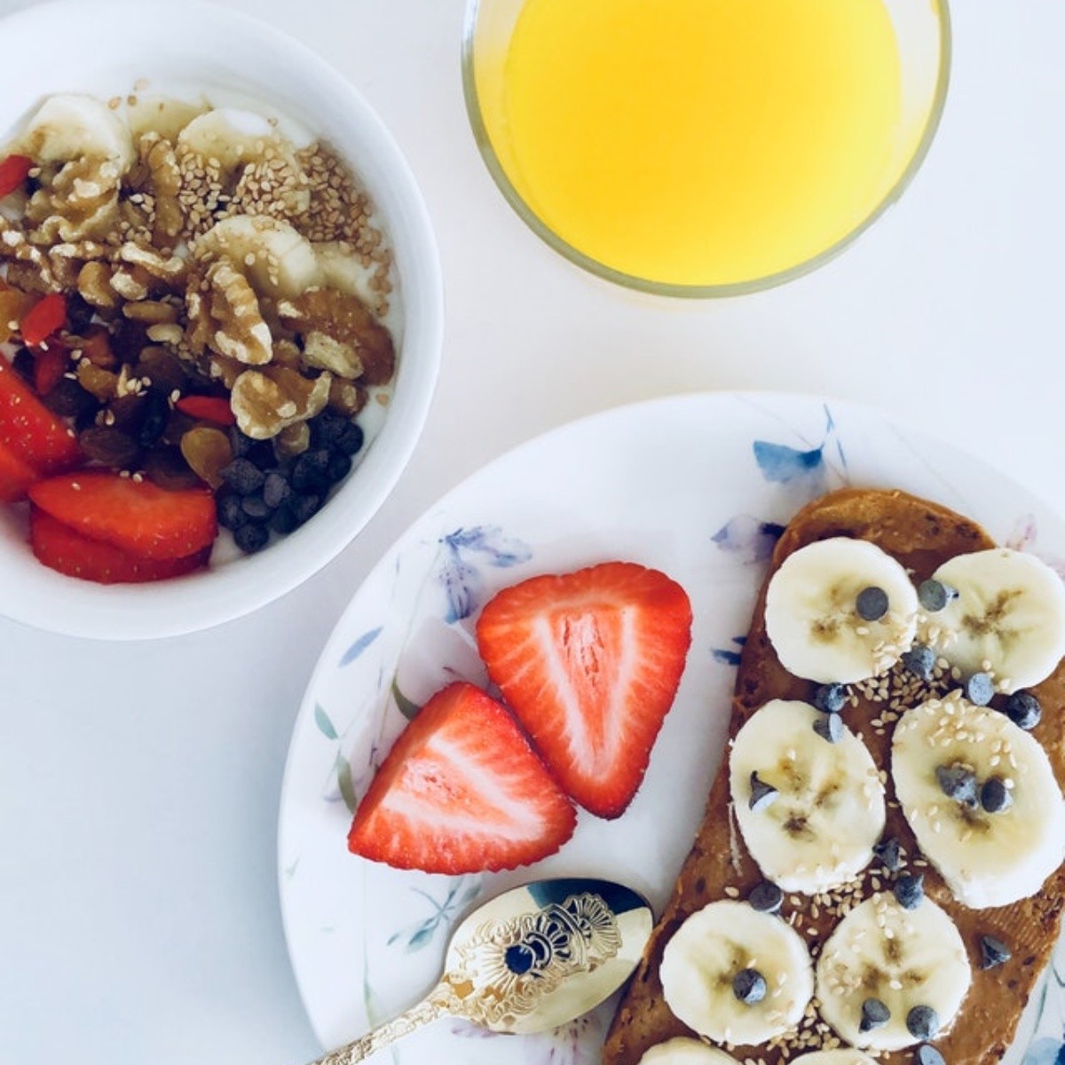 Desayuno saludable: tostada con crema de cacahuate y plátano