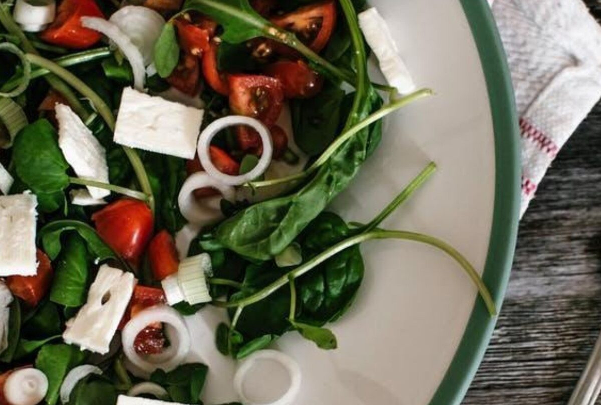 Ensalada de espinacas con queso panela rúcula y cherrys |