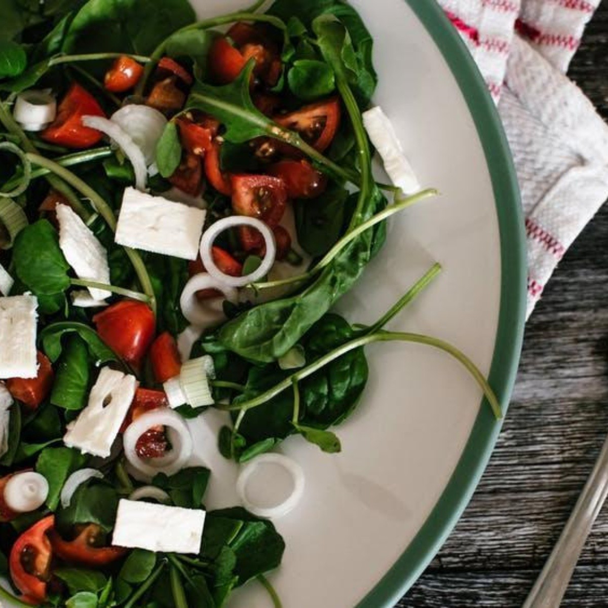 Ensalada de espinacas con queso panela, rúcula y cherrys